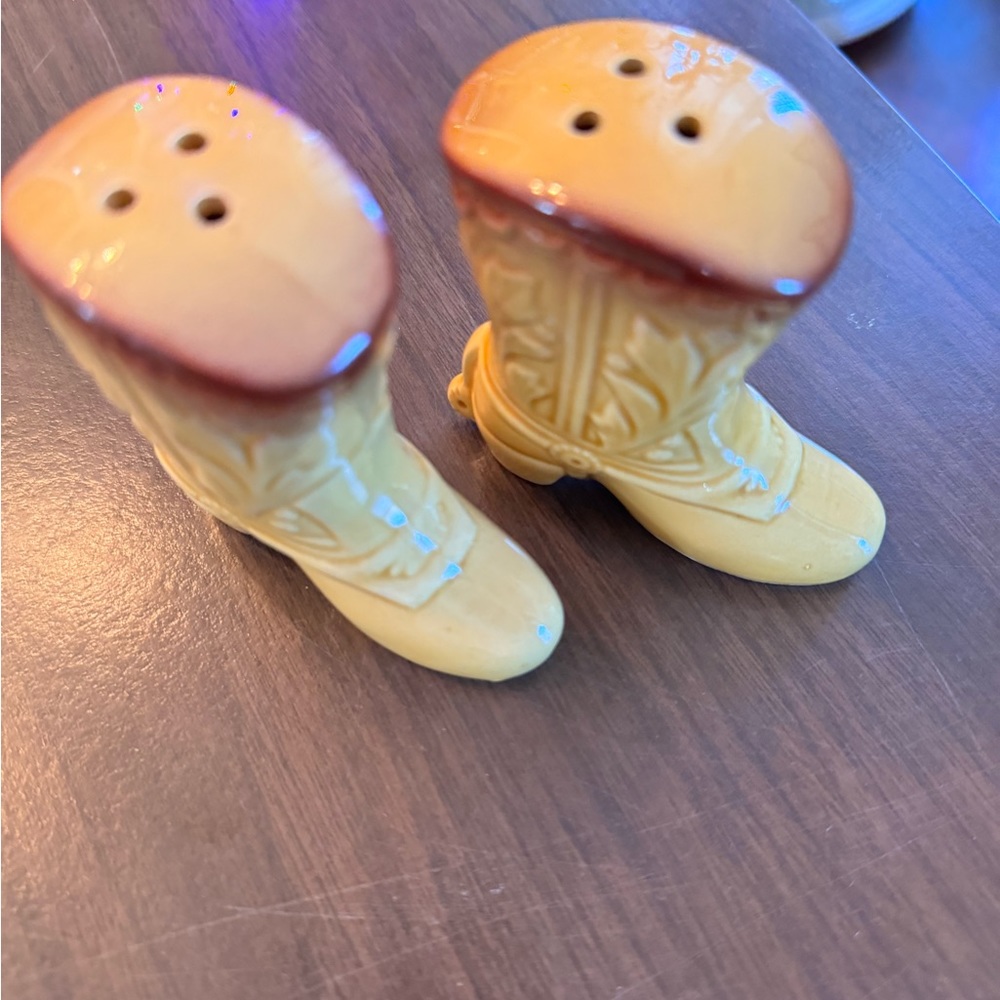 Vintage cowboy boot salt and pepper shakers - Picture 4 of 6